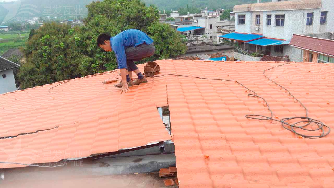 武漢屋頂鋪設(shè)安裝合成樹脂瓦時，牢牢記住這3點，就不怕屋頂出問題！